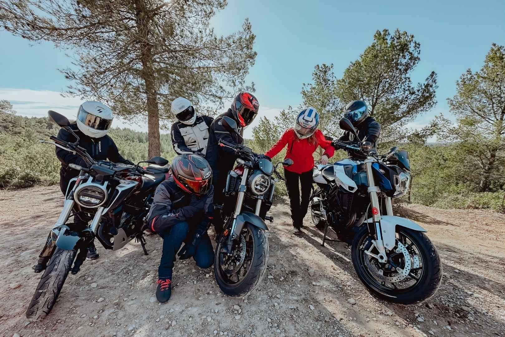 Motoristas buscando las mejores ofertas