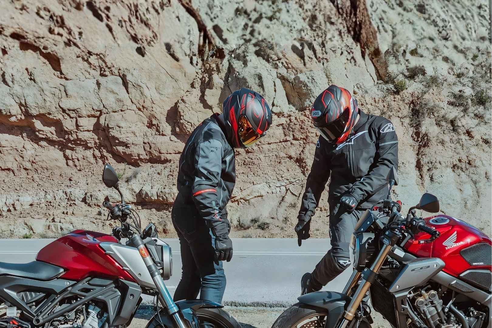 Motoristas señalando su equipamiento motero