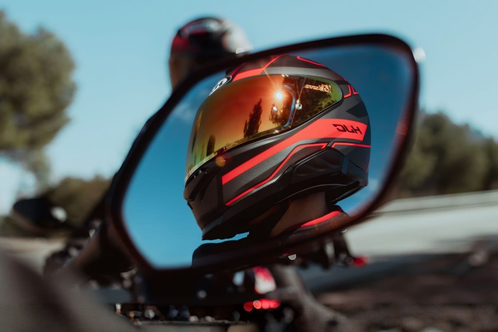 Reflejo de un casco en un retrovisor